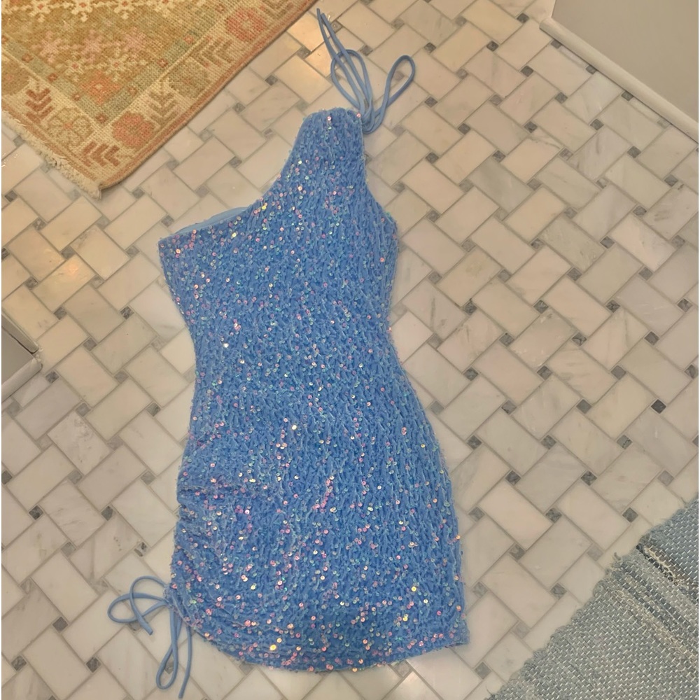 This is a size XS Lucy In The Sky dress. Perfect for a concert. Tight fitting.